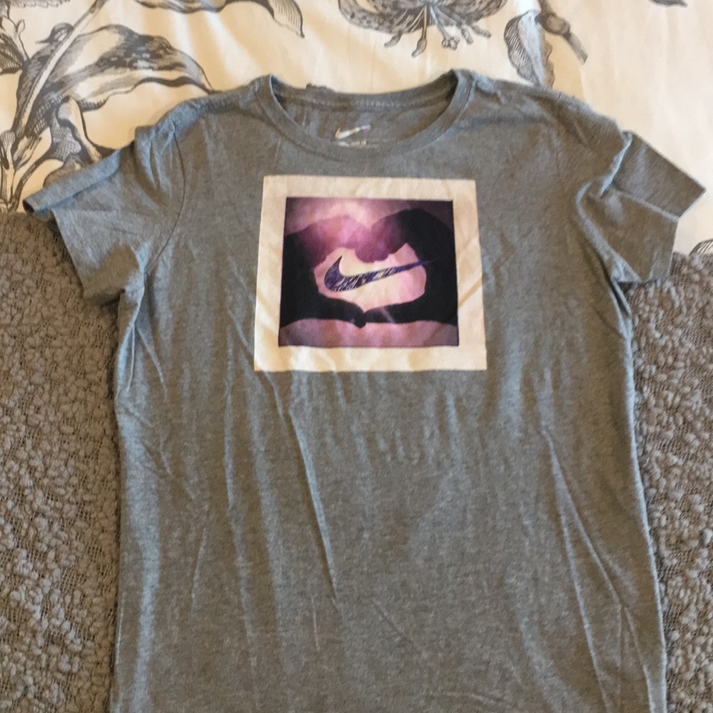 Women’s Nike shirt- NWOT
